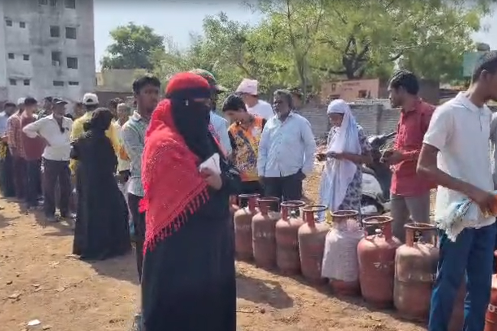 उकाड्यात गॅससाठी नागरिकांची धावपळ; एजन्सीबाहेर लांबच लांब रांगा 